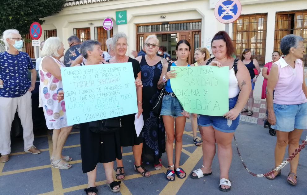 Continúan las protestas ciudadanas a las puertas del Centro de Salud de Salobreña